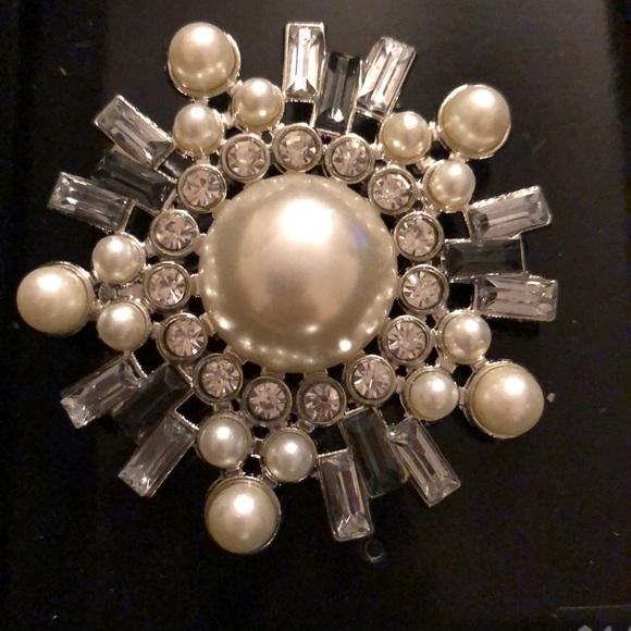 Jaclyn Smith Jewelry - 🆕 Pearl And Diamond Accent Brooch